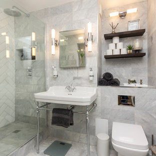 Modelo de cuarto de baño clásico renovado con armarios abiertos, sanitario de una pieza, baldosas y/o azulejos grises y lavabo con pedestal