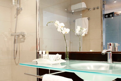 Idéer för ett mellanstort modernt badrum med dusch, med öppna hyllor, en hörndusch, beige väggar och ett integrerad handfat