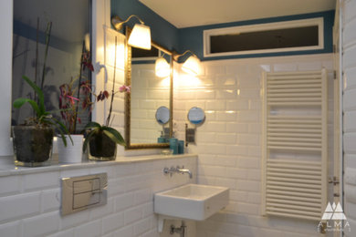 Diseño de cuarto de baño actual con espejo con luz