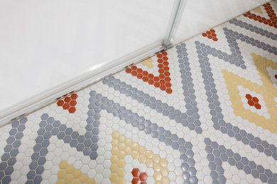 Ejemplo de cuarto de baño minimalista de tamaño medio con ducha a ras de suelo, baldosas y/o azulejos blancos, baldosas y/o azulejos en mosaico y paredes blancas