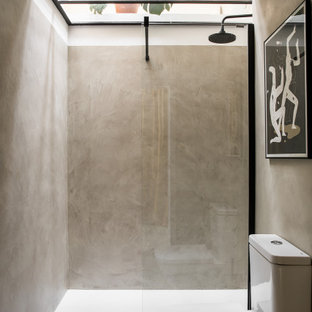 Imagen de cuarto de baño con ducha, escandinavo, con ducha empotrada, baldosas y/o azulejos grises, paredes grises, suelo de cemento, suelo gris, ducha abierta y sanitario de dos piezas