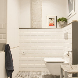 Mittelgroßes Industrial Badezimmer En Suite mit flächenbündigen Schrankfronten, weißen Schränken, bodengleicher Dusche, weißen Fliesen, Keramikfliesen, Porzellan-Bodenfliesen, integriertem Waschbecken, Quarzwerkstein-Waschtisch und grauer Waschtischplatte in Barcelona