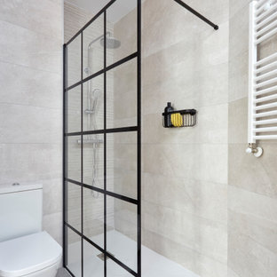 Foto på ett mellanstort funkis badrum med dusch, med luckor med infälld panel, vita skåp, en hörndusch, en toalettstol med hel cisternkåpa, grön kakel, keramikplattor, beige väggar, terrazzogolv, ett integrerad handfat, grått golv och med dusch som är öppen