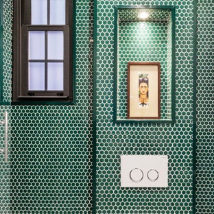 Ispirazione per una stanza da bagno padronale nordica di medie dimensioni con piastrelle verdi, piastrelle di vetro, pareti verdi e pavimento con piastrelle a mosaico