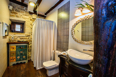 Bild på ett rustikt badrum