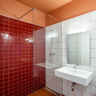 Ejemplo de cuarto de baño con ducha, mediterráneo, con baldosas y/o azulejos blancos, baldosas y/o azulejos rojos, encimeras blancas, ducha esquinera, parades naranjas, lavabo suspendido, suelo naranja y ducha abierta