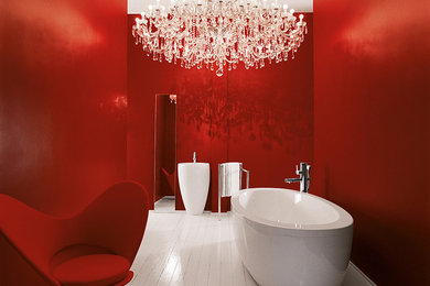 Modelo de cuarto de baño bohemio de tamaño medio con bañera exenta y paredes rojas