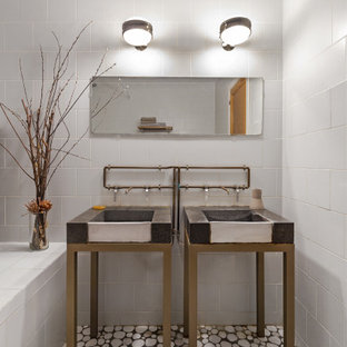 Foto de cuarto de baño doble y de pie, contemporáneo, con armarios abiertos, baldosas y/o azulejos blancos, lavabo tipo consola y suelo multicolor