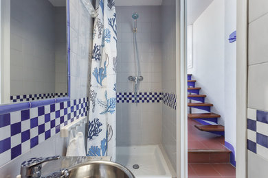 バルセロナにある小さなビーチスタイルのおしゃれなバスルーム (浴槽なし) (グレーのタイル、ステンレスの洗面台、シャワーカーテン) の写真