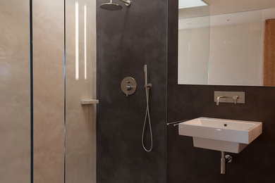 Diseño de cuarto de baño contemporáneo de tamaño medio con ducha esquinera, suelo de madera en tonos medios, aseo y ducha y lavabo suspendido