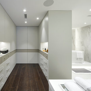 Diseño de cuarto de baño gris y blanco, actual, con armarios con paneles lisos, puertas de armario blancas, bañera exenta, baldosas y/o azulejos de mármol y encimeras blancas