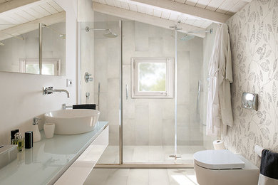 Imagen de cuarto de baño principal escandinavo de tamaño medio con ducha doble, sanitario de pared, paredes blancas, suelo de baldosas de cerámica y lavabo sobreencimera