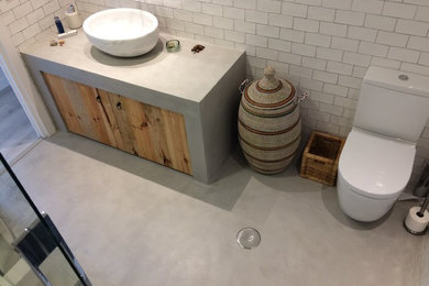 Ejemplo de cuarto de baño nórdico con microcemento