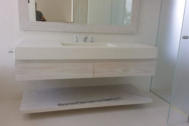 Ejemplo de cuarto de baño actual con microcemento