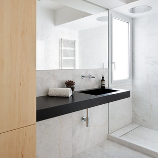Imagen de cuarto de baño con ducha, minimalista, con ducha empotrada, paredes grises, lavabo suspendido, suelo gris, ducha abierta, sanitario de pared, baldosas y/o azulejos grises, baldosas y/o azulejos blancos, baldosas y/o azulejos de mármol, suelo de mármol y encimeras negras