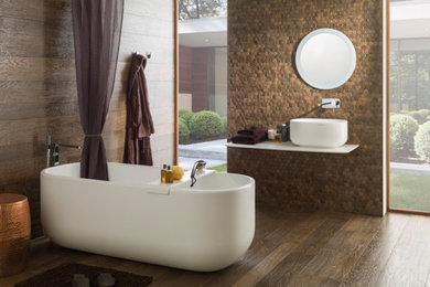 Imagen de cuarto de baño contemporáneo grande con baldosas y/o azulejos multicolor y aseo y ducha