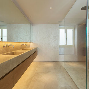 Diseño de cuarto de baño contemporáneo, de tamaño medio, con armarios con paneles lisos, puertas de armario de madera oscura, ducha esquinera, baldosas y/o azulejos beige, lavabo integrado, suelo beige, ducha abierta y encimeras beige