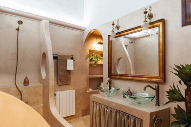 Ejemplo de cuarto de baño principal rústico de tamaño medio con paredes marrones, lavabo sobreencimera, suelo marrón, suelo de cemento y microcemento