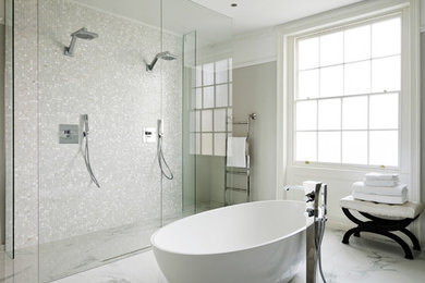 ロンドンにあるトランジショナルスタイルのおしゃれな浴室 (置き型浴槽、ダブルシャワー、大理石の床、白いタイル、モザイクタイル、グレーの壁) の写真