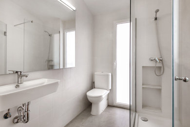 Modelo de cuarto de baño tradicional renovado de tamaño medio con ducha esquinera, sanitario de dos piezas, aseo y ducha y lavabo suspendido