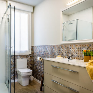 Modelo de cuarto de baño con ducha, contemporáneo, pequeño, con armarios con paneles lisos, puertas de armario beige, ducha esquinera, sanitario de dos piezas, paredes blancas, lavabo integrado, ducha con puerta con bisagras, encimeras blancas, baldosas y/o azulejos azules, baldosas y/o azulejos marrones y suelo marrón