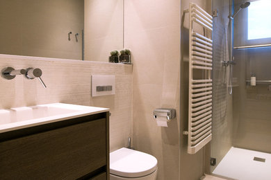 Diseño de cuarto de baño contemporáneo pequeño con armarios con paneles lisos, ducha empotrada, sanitario de pared, aseo y ducha y lavabo integrado