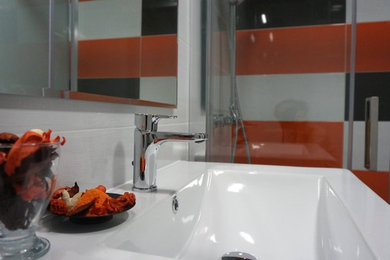Diseño de cuarto de baño clásico renovado pequeño con lavabo integrado, armarios con paneles lisos, ducha a ras de suelo y aseo y ducha