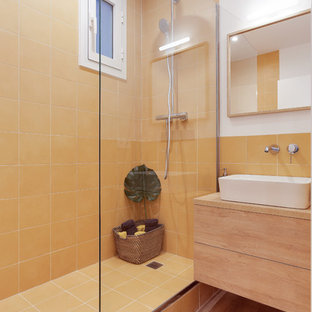 Ejemplo de cuarto de baño actual con armarios con paneles lisos, puertas de armario de madera clara, baldosas y/o azulejos naranja, paredes blancas, suelo de madera clara, lavabo sobreencimera, encimera de madera, suelo beige, ducha abierta y encimeras marrones