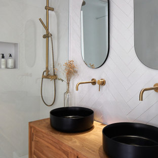 Imagen de cuarto de baño con ducha, hornacina, doble y de pie, actual, de tamaño medio, con armarios tipo mueble, puertas de armario de madera oscura, ducha empotrada, baldosas y/o azulejos blancos, lavabo sobreencimera, encimera de madera, ducha abierta y encimeras marrones