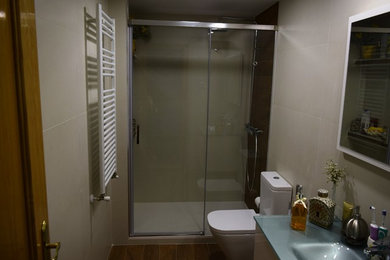 Diseño de cuarto de baño principal contemporáneo pequeño sin sin inodoro con baldosas y/o azulejos beige, baldosas y/o azulejos de cerámica, paredes beige, suelo de baldosas de porcelana y lavabo integrado