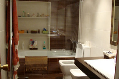 Imagen de cuarto de baño tradicional renovado con espejo con luz