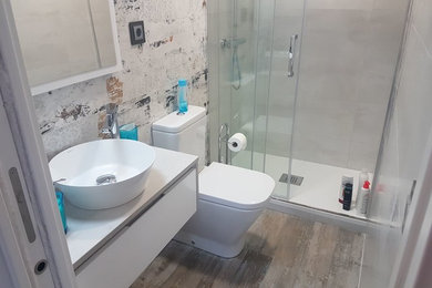 マドリードにある小さなモダンスタイルのおしゃれなバスルーム (浴槽なし) (バリアフリー、分離型トイレ、白いタイル、セラミックタイル、白い壁、セラミックタイルの床、ベッセル式洗面器、引戸のシャワー) の写真