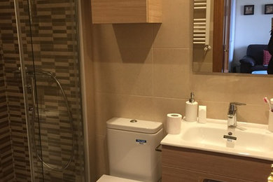 Ejemplo de cuarto de baño nórdico pequeño con armarios con paneles lisos, puertas de armario de madera oscura, ducha empotrada, sanitario de dos piezas, paredes beige y lavabo integrado