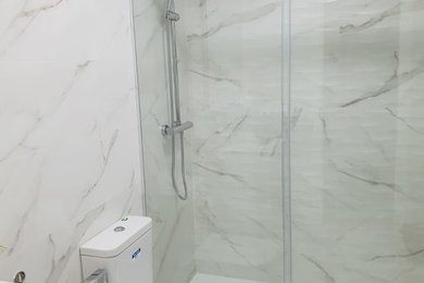 Ejemplo de cuarto de baño principal contemporáneo pequeño con ducha a ras de suelo, baldosas y/o azulejos blancos, baldosas y/o azulejos de cerámica y lavabo integrado