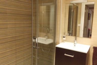 This is an example of a modern bathroom in Bilbao.