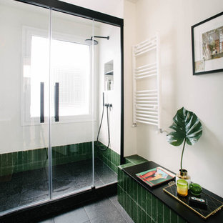Diseño de cuarto de baño contemporáneo con ducha a ras de suelo, baldosas y/o azulejos verdes, ducha con puerta con bisagras, paredes blancas y suelo negro