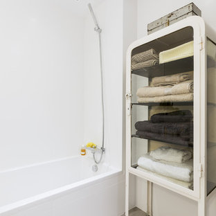 Foto de cuarto de baño actual con bañera empotrada, paredes blancas, combinación de ducha y bañera, suelo gris y ducha abierta