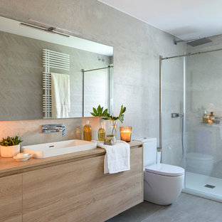 Modelo de cuarto de baño principal, único y flotante, actual, grande, con armarios con paneles lisos, puertas de armario de madera clara, baldosas y/o azulejos beige, baldosas y/o azulejos de cemento, encimera de madera y encimeras marrones