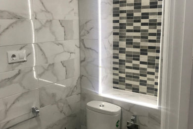Diseño de cuarto de baño principal minimalista con bidé