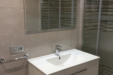Ejemplo de cuarto de baño minimalista con espejo con luz