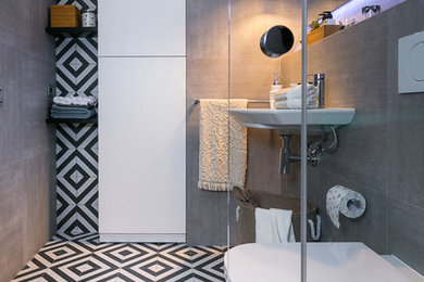 Foto de cuarto de baño minimalista de tamaño medio con sanitario de pared y lavabo suspendido
