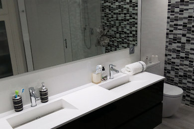 Idéer för att renovera ett mellanstort funkis vit vitt en-suite badrum, med möbel-liknande, svarta skåp, en kantlös dusch, svart och vit kakel, keramikplattor, vita väggar, klinkergolv i keramik, ett avlångt handfat och dusch med skjutdörr