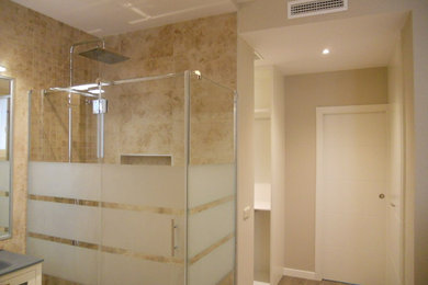 Diseño de cuarto de baño actual de tamaño medio con ducha esquinera, suelo de madera en tonos medios y aseo y ducha