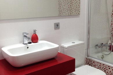 Reforma de un baño en blanco y rojo