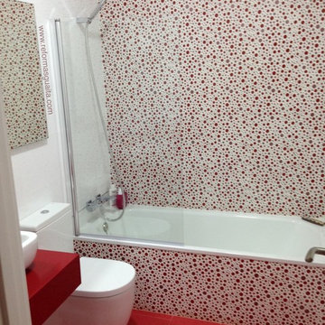 Reforma de un baño en blanco y rojo