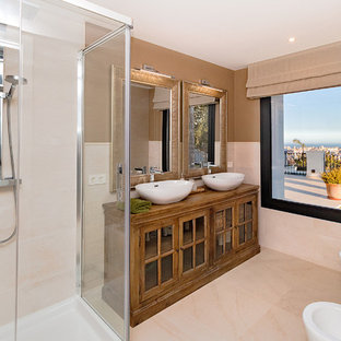 Foto de cuarto de baño con ducha, clásico renovado, con armarios tipo vitrina, puertas de armario de madera oscura, ducha a ras de suelo, sanitario de dos piezas y ducha con puerta corredera