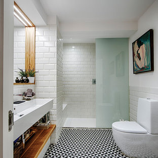 Ispirazione per una stanza da bagno con doccia contemporanea di medie dimensioni con orinatoio, piastrelle bianche, pareti bianche e lavabo rettangolare