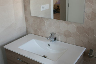 バレンシアにあるトランジショナルスタイルのおしゃれな浴室の写真