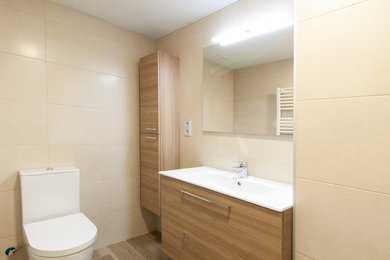 Modelo de cuarto de baño contemporáneo con espejo con luz