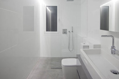 Ejemplo de cuarto de baño contemporáneo de tamaño medio con armarios con paneles lisos, ducha a ras de suelo, sanitario de dos piezas, paredes blancas, aseo y ducha y lavabo de seno grande